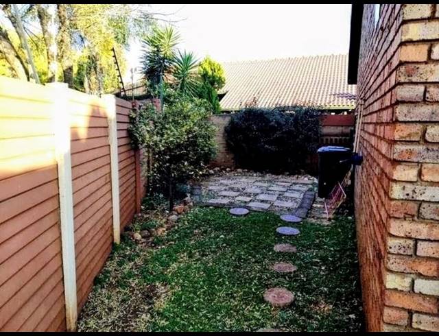 2 BEDROOM TOWNHOUSE FOR SALE IN ROOIHUISKRAAL NORTH